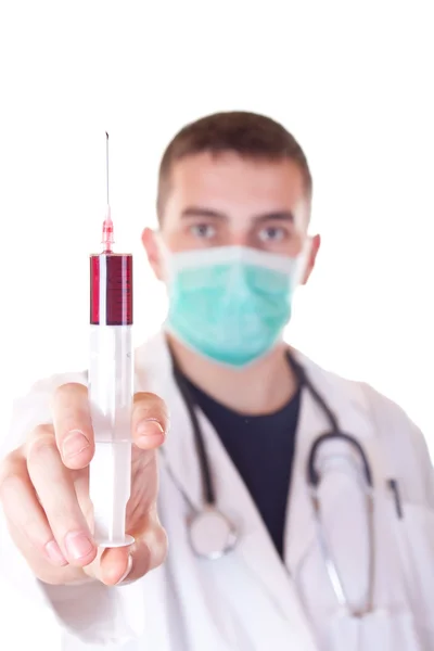 Médico segurando uma seringa de sangue — Fotografia de Stock