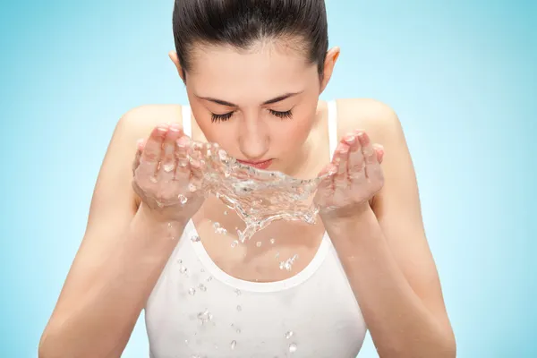 Vrouw die haar gezicht wast — Stockfoto