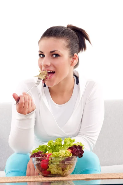 Adolescent manger de la salade — Photo