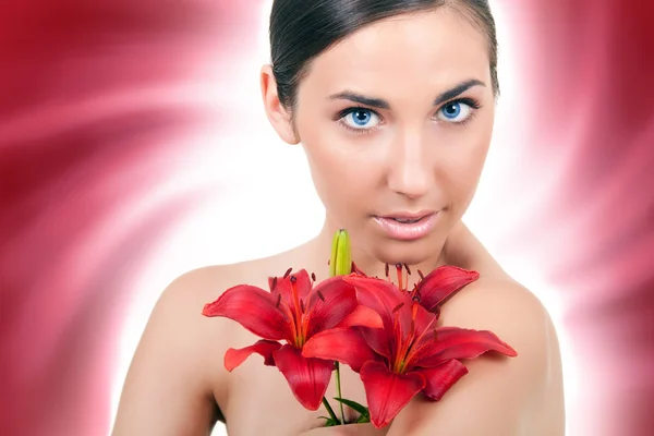 抽象的な背景に赤い花を持つ女性 — ストック写真