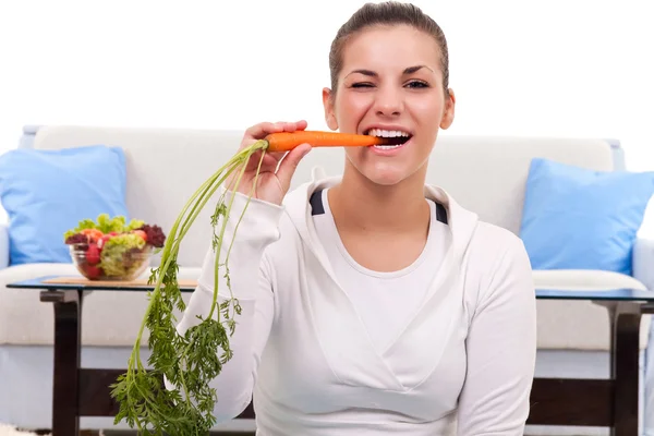 Femme manger une carotte — Photo