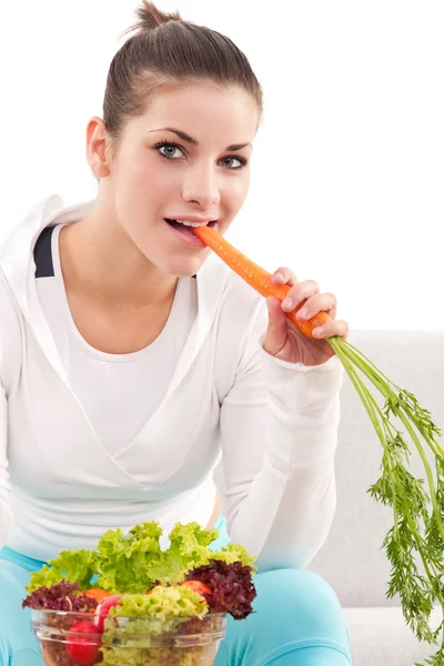 Mujer comiendo zanahorias —  Fotos de Stock