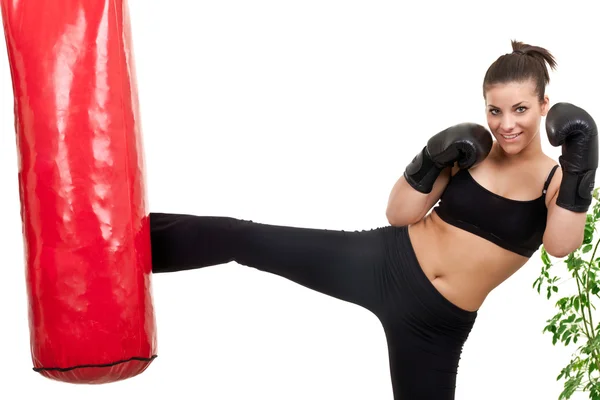 Boxeador femenino pateando saco de boxeo — Foto de Stock