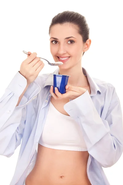 Flickan att äta yoghurt — Stockfoto