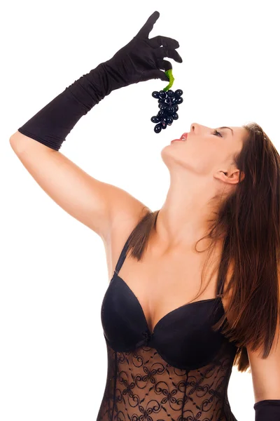 Mulher em lingerie comendo uvas — Fotografia de Stock