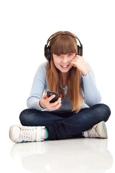 MP3 플레이어에서 음악을 듣는 소녀 — 스톡 사진
