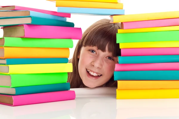 Estudante atrás de pilha de livros — Fotografia de Stock