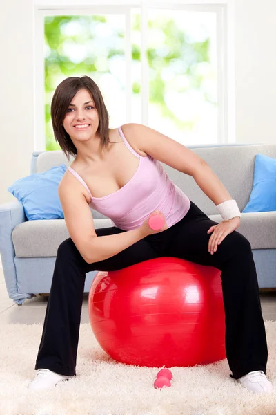 Mulher fazendo exercício na bola de ajuste — Fotografia de Stock