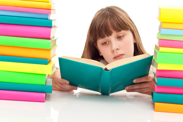 Młoda dziewczyna siedzi z książki — Zdjęcie stockowe