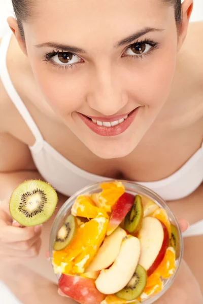 Chica comiendo ensalada de frutas frescas — Foto de Stock