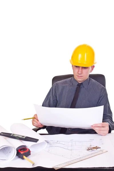 Arquiteto com capacete no escritório — Fotografia de Stock