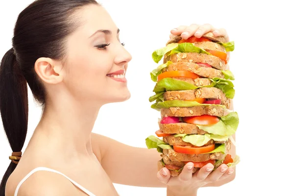 Mulher com enorme sanduíche saudável — Fotografia de Stock
