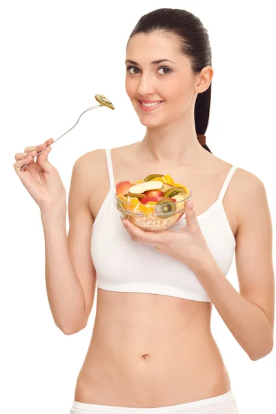 신선 한 과일 샐러드를 먹는 여성 — 스톡 사진