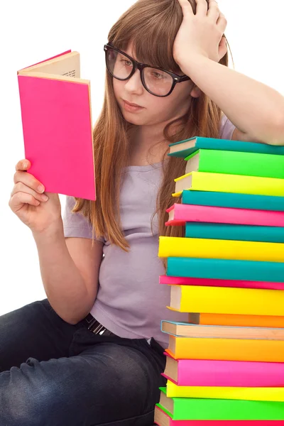 Inteligente leitura menina da escola — Fotografia de Stock