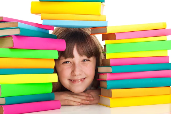 Dziewczyna siedzi za stos książek — Zdjęcie stockowe