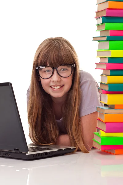 Emeleten, a könyvek és a laptop lány — Stock Fotó