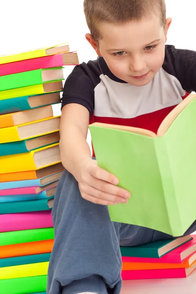 Pět let starý chlapec sedí knihy — Stock fotografie