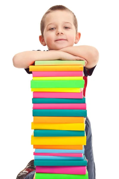 Mały chłopiec z stos książek — Zdjęcie stockowe