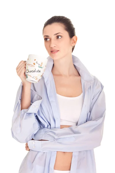 Женщина в рубашке с чашкой кофе — стоковое фото