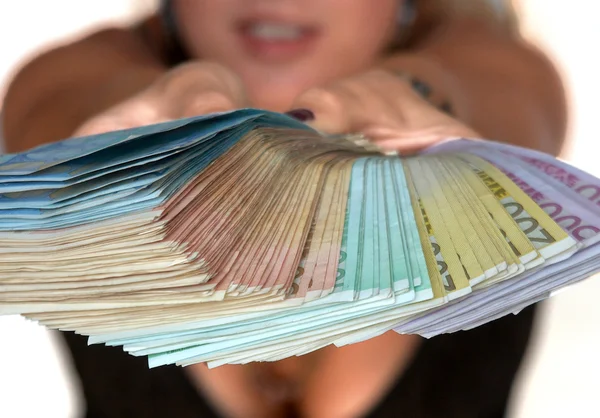 महिला पैसे पकड़े हुए — स्टॉक फ़ोटो, इमेज
