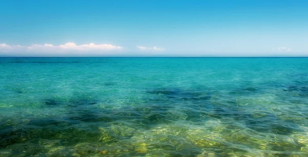 Голубое небо и море — стоковое фото