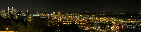 波特兰晚天际线沿威拉米特河全景 — 图库照片