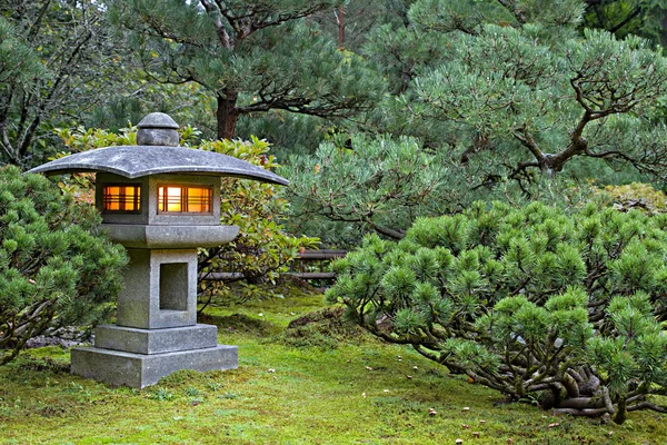 Каменный фонарь в Японском саду — стоковое фото