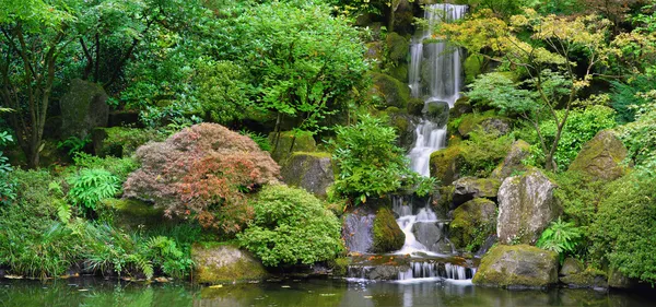 Wodospad w japoński ogród panorama — Zdjęcie stockowe
