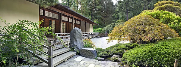 Paviljong på japanska trädgård panorama — Stockfoto