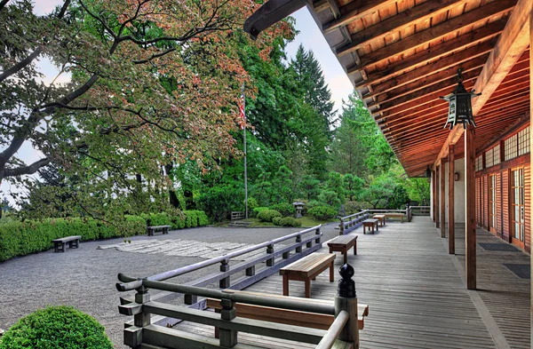 Veranda in het pavilion in Japanse tuin — Stockfoto