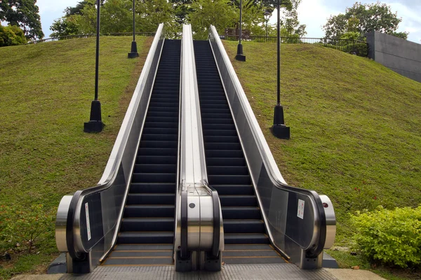 Outdoor Escalators at Fort Canning Hill Park — Stock Photo, Image