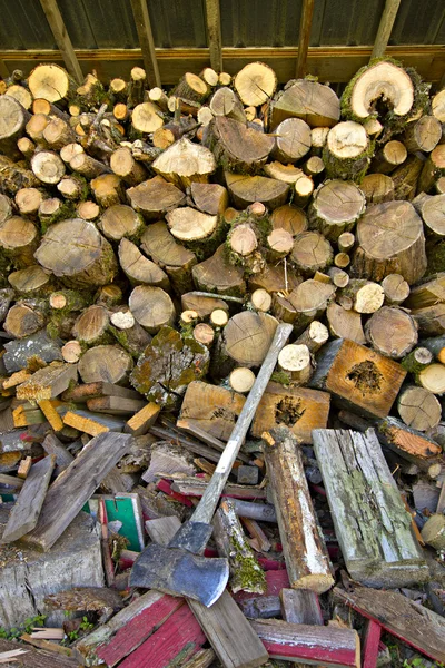 Piles de bois de chauffage avec hache — Photo