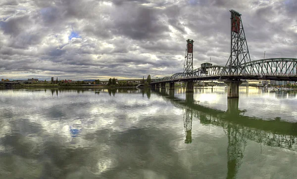 Мост Хоторн через реку Уилламетт — стоковое фото