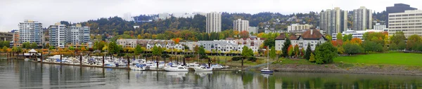 河的地方秋天全景的游艇码头 — 图库照片