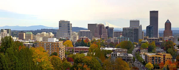 Portland downtown stadsgezicht in de val-panorama — Stockfoto