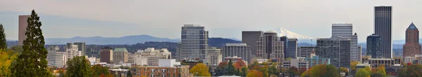 Portland Downtown Paisaje urbano en el otoño Panorama 2 — Foto de Stock