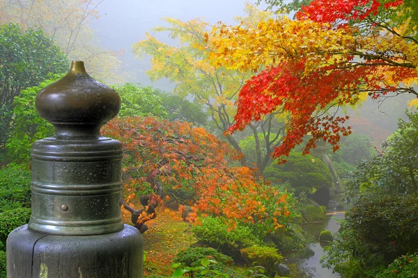 Finial på träbro i japanska trädgården — Stockfoto