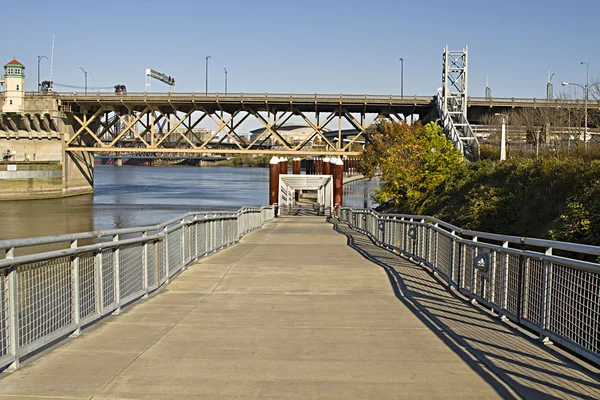 Pista ciclabile e pedonale lungo il fiume Willamette — Foto Stock