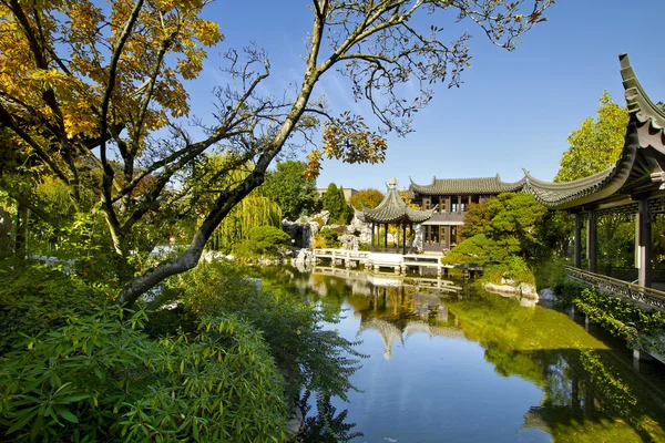 Chinese Garden by the Pond in Autumn — Stock Photo, Image