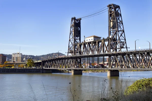 Ponte de aço sobre o rio Willamette — Fotografia de Stock