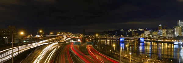 Freeway Light Trails no centro de Portland Oregon Panorama — Fotografia de Stock