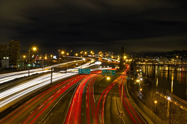 Freeway Light Trails Portland Oregonin Keskustassa Yöllä — kuvapankkivalokuva