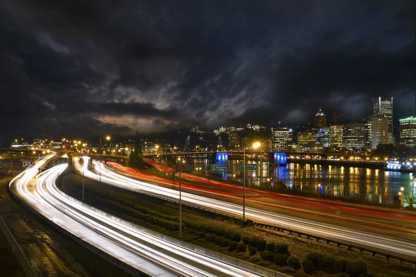 Moottoritien Valoreitit Portlandin Keskustassa Oregon Yöllä — kuvapankkivalokuva