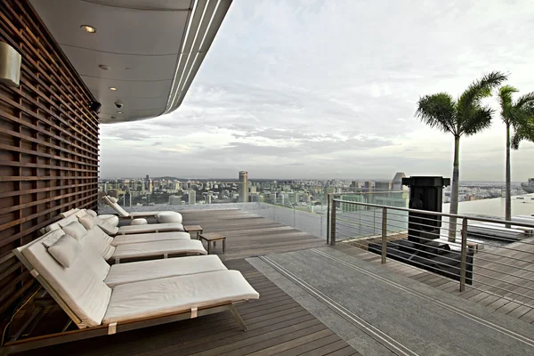 Захват Отеля Rooftop Infinity Swift Pool Видом Сингапур — стоковое фото