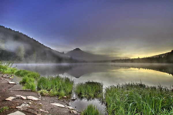Dimmigt sunrise på trillium lake med mount hood — Stockfoto