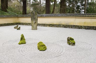 Japon taş ve kum bahçesi ile döşenmiş çatı duvar