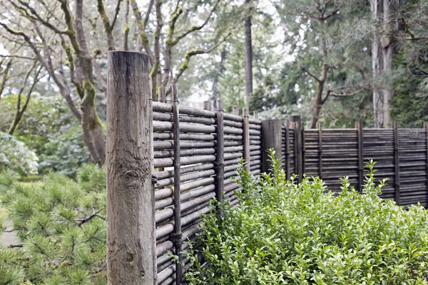 Clôture en bois et bambou au jardin japonais — Photo