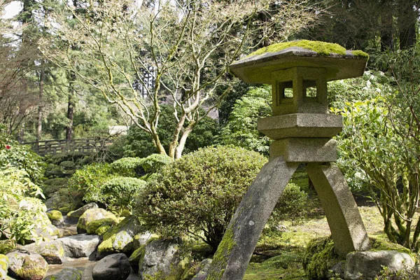 Lanterna de pedra japonesa perto do riacho — Fotografia de Stock
