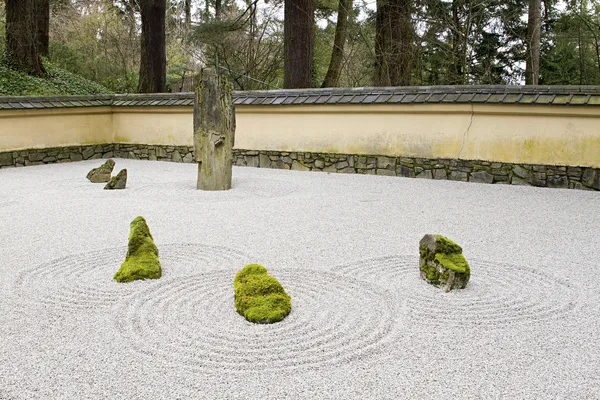Japanse steen en zand tuin met pannendak muur — Stockfoto