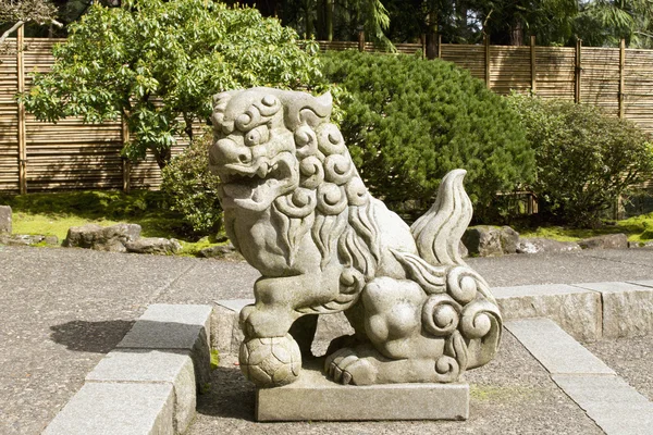 Japanische Steinhüterlöwen-Skulptur — Stockfoto